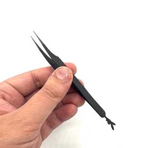 Pinzas Profesionales Rectas con Dije de Bad Bunny, Acabado Negro Mate, Personalizables, de Acero Inoxidable, Instrumentos de Belleza Profesionales - Product Image 1