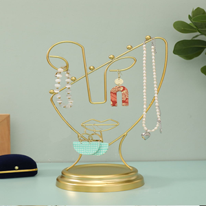 Présentoir à bijoux fantaisiste soleil et nuages, charmant organisateur en métal doré avec une base en marbre. Disponible aux prix de gros. - Product Image 4