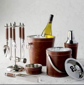 Juego de Utensilios de Bar de Lujo Contemporáneo con Revestimiento de Cuero, Kit de Bebidas de Acero Inoxidable Ecológico Premium, Cubiteras Duraderas y Coctelera - Product Image 2