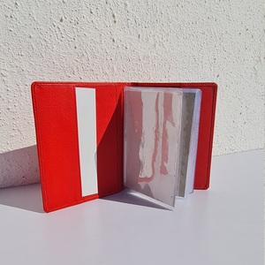 Tarjetero rojo de cuero genuino con fundas de plástico en el interior - Product Image 1