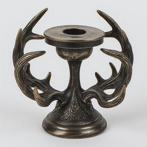 Portavelas de cuerno de aluminio hecho a mano con detalles ornamentados trabajo artesanal que ofrece acento decorativo para interiores - Product Image 1