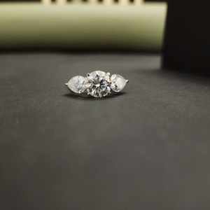 Anillo de Diamantes Bonito en Oro Fino de 18 Quilates con Diferentes Diseños para Cada Regalo de Aniversario - Product Image 1