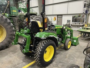 Tracteur agricole compact John Deere 2038R avec chargeur frontal, transmission par engrenages 4x4, vert et jaune - Product Image 4