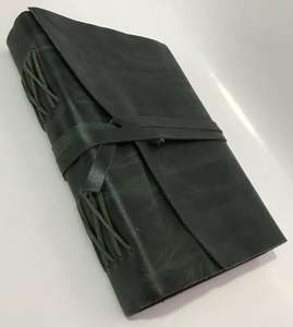 Les revues en cuir de traction à l'huile d'agate sur mesure célèbrent l'artisanat et la durabilité. Idéal pour un usage personnel - Product Image 2