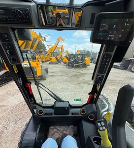 Cargadora compacta sobre orugas JCB con un potente sistema hidráulico para un rendimiento de alta resistencia disponible para la venta. - Product Image 6