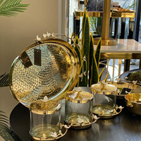 Plateau de service alimentaire en métal au design moderne, fait main, finition blanche Meena, plateau en métal arrondi avec une poignée attrayante