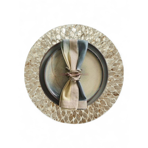 แผ่นรองจานทำมือสไตล์โมเดิร์นรักษ์โลกจากเปลือกหอยมุก สำหรับรับประทานอาหารแบบสบายๆ และตกแต่งบ้าน จากเวียดนาม - Product Image 2