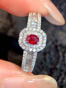 Anillo Clásico de Hombre de Lujo con Diamante Moissanite VVS y Rubí en Plata 925, Chapado en Oro Blanco de 14K, Engaste de Garra Premium - Product Image 2