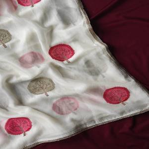 Sari VASTRA COTTAGE de georgette de satén puro con bordado de motivos en toda la prenda, hermoso borde de encaje y blusa Bandhani en contraste. - Product Image 2