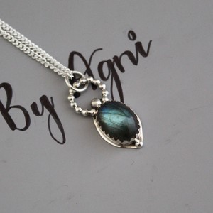 Collier en argent sterling plaqué or avec pendentif en labradorite vintage Cadeau de fiançailles en pierre véritable au design minimaliste - Product Image 3