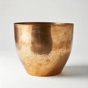 Cuenco de maceta de AURA dorada con textura de martillo de inspiración antigua diseñado para albergar vegetación exuberante en pasillos de lujo o espiritual - Product Image 2