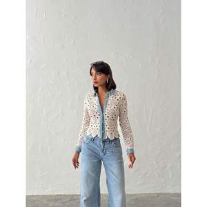 Blusa Azul Crudo de Manga Larga para Mujer al por Mayor con Elegante Detalle de Encaje y Botones de Perlas - Blusas y Camisas Elegantes para Mujer - Product Image 3