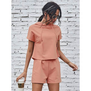 ชุดวอร์มฤดูร้อนสำหรับผู้หญิง ปี 2026 ชุดลำลองแบบสวมใส่สบาย เสื้อฮู้ดและกางเกงขาสั้น สีพื้น แฟชั่นชุดกีฬา - Product Image 3