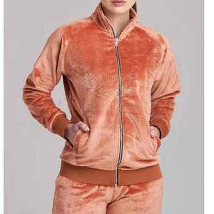 Ensemble de survêtement décontracté deux pièces en velours pour femme, personnalisé par le fabricant, comprenant un sweat à capuche doux et un pantalon de jogging, idéal pour l'hiver. - Product Image 5