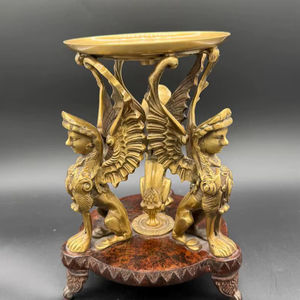 Soporte de vela pequeño de latón antiguo, centro de mesa hecho a mano para Navidad y otra decoración festiva para el hogar - Product Image 1