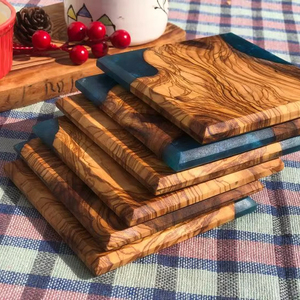 Ensemble de dessous-de-verre en bois d'olivier unique avec résine époxy bleue, fait à la main, carré, protection de table, résistant à la chaleur, articles de cuisine en gros - Product Image 1