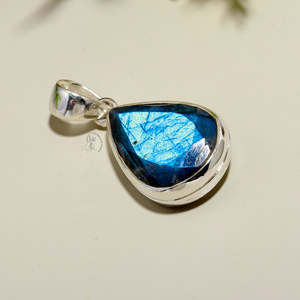 Colgante de labradorita de piedras preciosas naturales, colgante de plata de ley 925, regalo de joyería hecho a mano para ella, fabricante de joyería al por mayor - Product Image 2