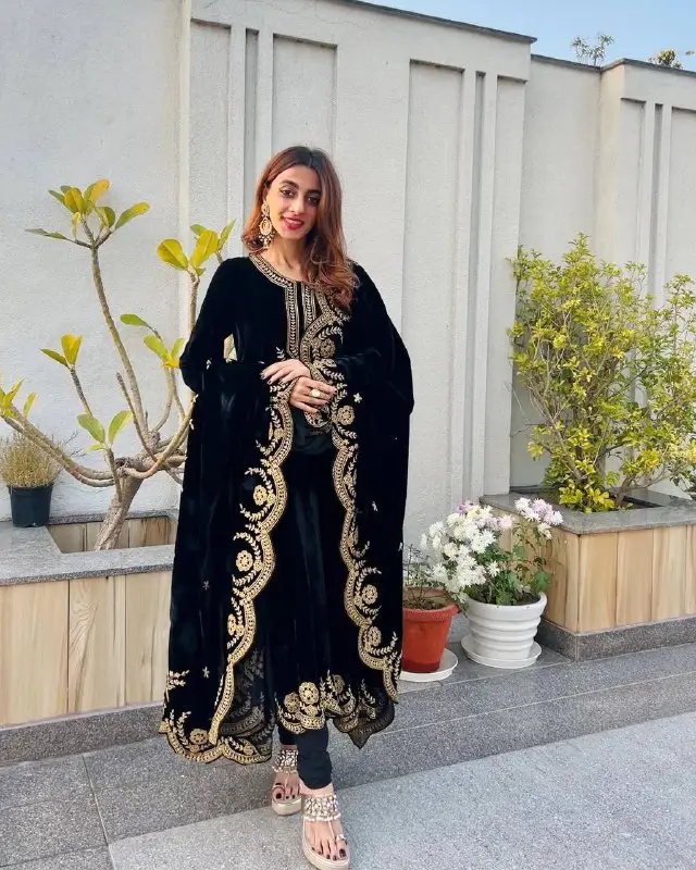 Ra mắt mới nhung thiết kế bên mặc bộ sưu tập mùa đông nhìn gowns-dupatta và sẵn sàng để mặc Bộ readymade