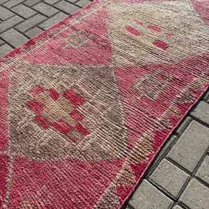 Alfombra Turca Vintage Ecológica de Lana con Parches Rojos, 2.9x10.2 pies, con Base de Látex - Product Image 4