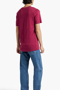 Camiseta clásica de manga corta con cuello redondo de color rojo oscuro para uso informal y diario Tela de algodón suave con un ajuste cómodo - Product Image 3