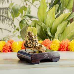 Ganesh Ji traditionnel fait main assis sur un plateau, finition laiton, avec boîte en velours rouge pour les célébrations de Diwali - Product Image 6