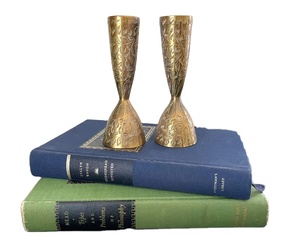 Tarro de sal y pimienta de latón grabado a mano con tapa Herramientas de hierbas y especias para cocina u hotel disponibles para venta al por mayor - Product Image 1