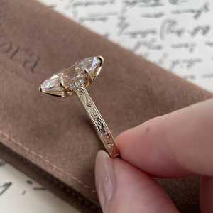 Anillo de diamante cultivado en laboratorio con corte marquesa en champán estilo Old Mine - Product Image 6