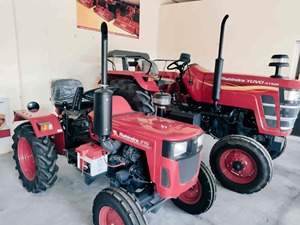 Tractor Agrícola Compacto Mahindra 215 4WD con Transmisión de Engranajes para Uso Agrícola con Motor Diésel - Product Image 2