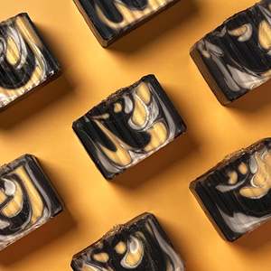 Savon Solide Artisanal au Beurre de Karité de Grand-Mère, Anti-Acné et Blanchissant, pour le Visage, le Bain et les Bébés - Product Image 1