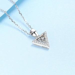 Collar con Colgante Circular de Moissanita con Diseño de Halo y Corte Triangular de 2.00 CT, Regalo de Boda, Incrustaciones de Diamantes de Lujo para Mujer - Product Image 3