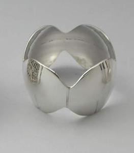 ห่วงใส่ผ้าเช็ดปากโลหะงานแฮนด์เมดร่วมสมัยสำหรับงานแต่งงานและงานอีเวนต์ - Product Image 2