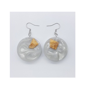 Boucles d'oreilles en résine époxy respectueuse de l'environnement, nouveauté de grande qualité, taille personnalisée, boucles d'oreilles en résine époxy, vêtements de fête pour filles d'occasion - Product Image 4