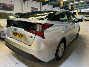 HÍBRIDO LHD/RHD 2019 T O Y O T A PRIUS USADO - Product Image 2