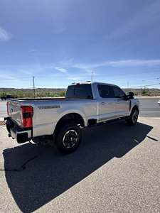Pick-up lourd d'occasion 2024 F250 Lariat Tremor 4x4 - Product Image 5