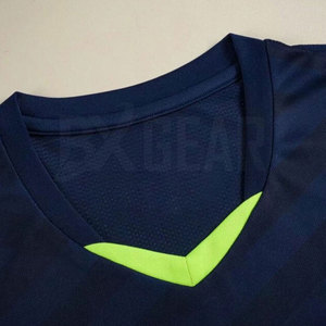 Uniforme de fútbol duradero y ligero hecho de tela de malla de poliéster transpirable diseñado para la máxima comodidad en el campo - Product Image 3