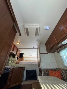 รถบ้าน Northwood Wolf Creek 850 Cab Over Truck Camper ดีไซน์ทันสมัย พร้อมพื้นที่จัดเก็บในตัว สำหรับการรับประกัน - Product Image 4