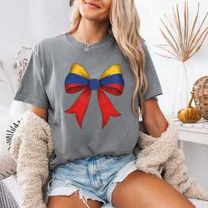 Maglietta con Fiocco Bandiera Colombiana Comfort Colors per il Mese della Memoria della Comunità Latinoamericana - Regalo per la Comunità Colombiana o Latino - Product Image 2