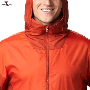Chaqueta Impermeable Ligera con Capucha y Cuello Alto de Lona con Logotipo Frontal para Camping, Senderismo, Correr y Viajes al Aire Libre - Product Image 5