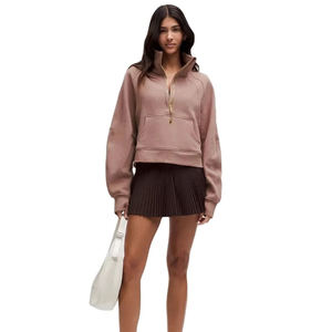 Sweat-shirt court personnalisé pour femme, sweat-shirt à capuche moderne pour le fitness et le streetwear, hauts actifs ajustés pour femme - Product Image 1