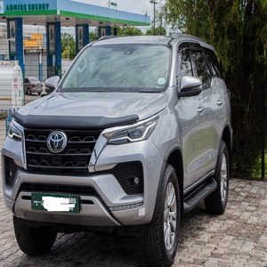 โตโยต้าฟอร์จูนเนอร์มีการตกแต่งภายในด้วยหนังในสต็อกพวงมาลัยขวาคุณภาพระดับพรีเมี่ยมค่อนข้างใช้งานพร้อมส่ง - Product Image 1