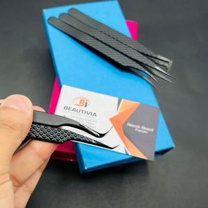 Pinzas para pestañas con logotipo grabado personalizado más vendidas, Punta puntiaguda de agarre fuerte, Material de acero inoxidable sostenible probado a mano - Product Image 2