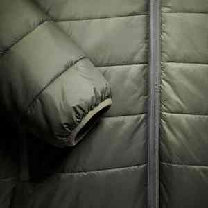 Veste matelassée légère et chaude pour temps froid avec une construction durable, une isolation douce et une coupe flexible - Product Image 6