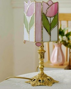 Una hermosa lámpara de vidriera con un motivo de tulipán rosa y verde en una base de latón bellamente tallada - Product Image 1
