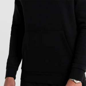 เสื้อฮู้ดกีฬาสีดำคลาสสิก-สวมใส่สบายทันสมัยและออกแบบมาสำหรับการสวมใส่ในชีวิตประจำวันและการผจญภัยที่ใช้งานอยู่ - Product Image 6