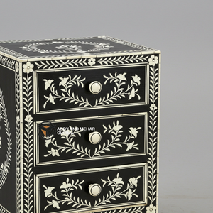 Mesita de noche con incrustaciones de hueso negro artesanal, patrón de vid floral, mesa auxiliar de tres cajones - Product Image 3
