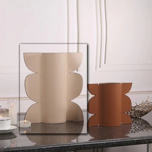 Vase blanc rond à double poignée latérale pour un décor élégant avec un long affichage d'événement parfait pour les mariages et le style de la maison - Product Image 4