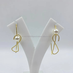 Sophistication quotidienne Boucles d'oreilles à breloques plaquées or pour femmes Design minimaliste Perle Pierre Classique pour les cadeaux de mariage - Product Image 1