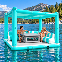 Île flottante gonflable en PVC avec auvent pare-soleil, canapé enveloppant et table centrale pour les fournisseurs de loisirs en station balnéaire (OEM)