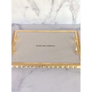 Pequeños bordes y mango de metal chapado en oro con textura martillada para bandeja de servicio hecha de mármol de forma rectangular a un precio impresionante - Product Image 1