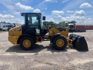 Chargeuse sur pneus compacte CATERPILLAR 906 d'occasion en bon état - Product Image 2